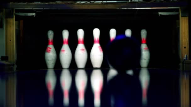 Palla rotola e batte ninepins a bowling corsia illuminata al buio — Video Stock
