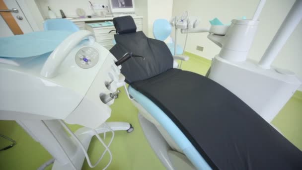 Sedia dentale e altre attrezzature in chirurgia, movimento verso l'alto — Video Stock
