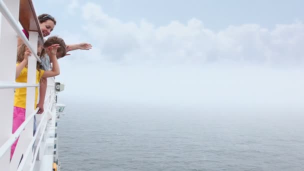 デッキ フェンスと波の手の近くに立っている彼女の子供を持つ母 — ストック動画
