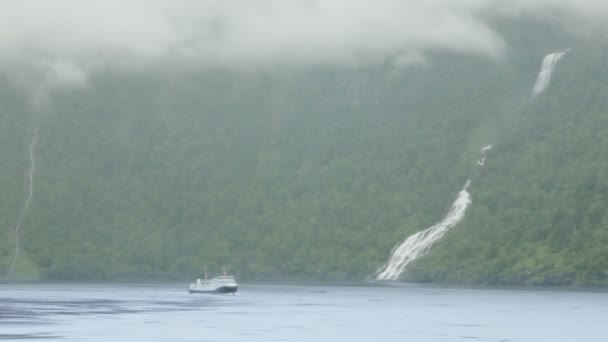 Nave passeggeri galleggiante sul lago vicino alla montagna con cascata — Video Stock