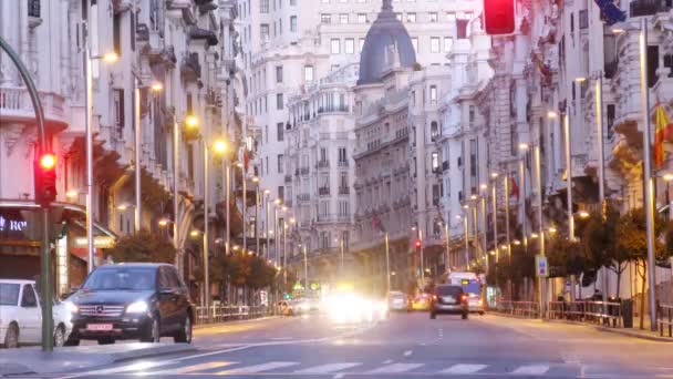 Пар машин мчится по улице Гран Виа . — стоковое видео