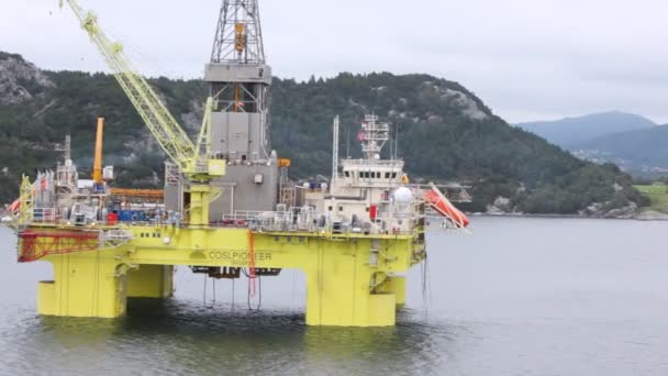 Plataforma de perfuração de petróleo Coslpioner está em Stavanger golfo — Vídeo de Stock