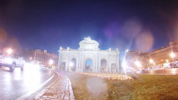 Cars quickly go on road near Puerta de Alcala, time lapse — Stock Video