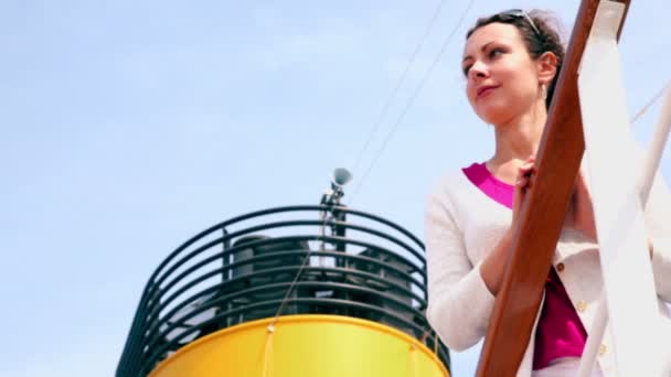 Γυναίκα σε άσπρο σακάκι ανέρχεται σε φράχτη κοντά σωλήνας του πλοίου — Αρχείο Βίντεο