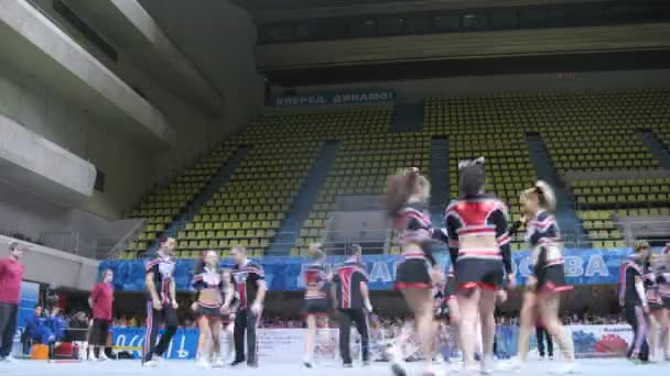 Energi team deltar i mästerskapet på cheerleading — Stockvideo