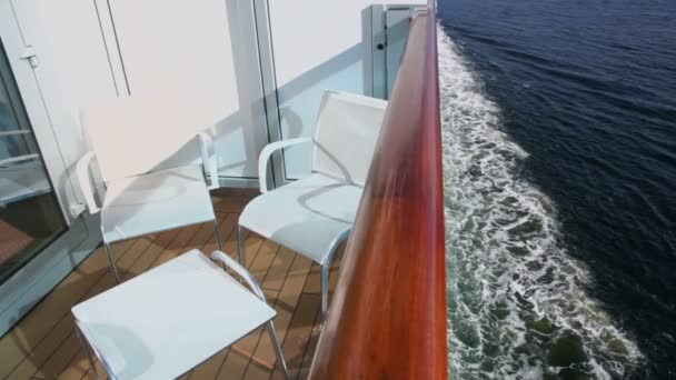 Deux chaises et une table au balcon sur un bateau qui flotte en mer — Video