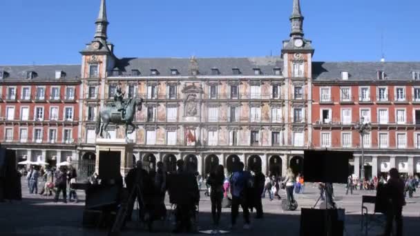 Painters draw pictures on Plaza Mayor at day — Stock Video