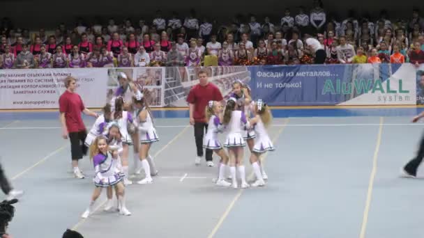 Panteři tým se účastní mistrovství na cheerleading — Stock video