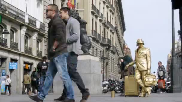 As pessoas caminham na rua perto da escultura Urso e morango — Vídeo de Stock
