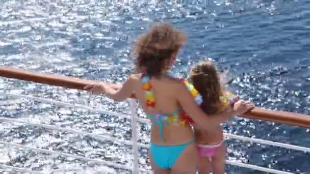 Мать и дочь стоят на палубе корабля в гирлянде из цветов — стоковое видео