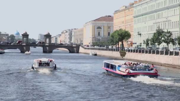 На берегу реки Фонтанки в Петербурге плывут туристические корабли — стоковое видео