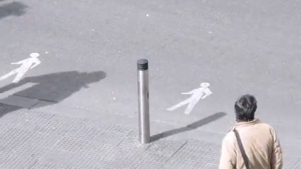 People go on crosswalk in Madrid at day. — Stock Video