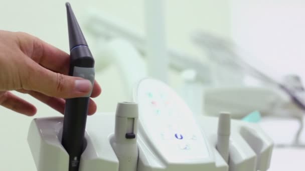 Hand tar tandläkare verktyg och uttrycker det, närbild bakifrån — Stockvideo