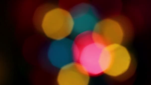 Différentes taches de couleurs encerclant le cycle à fond sombre 