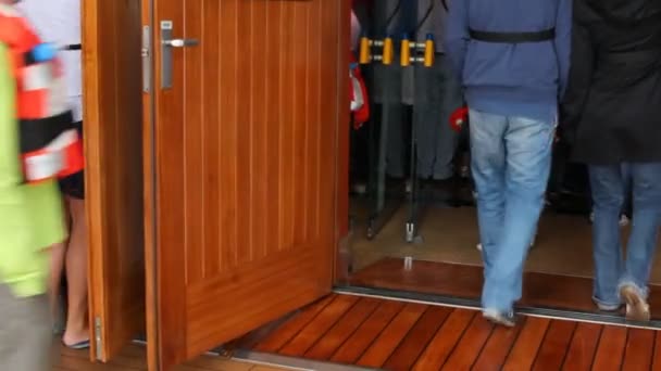 Tok lidí přichází do dveří během ukládání školení lodí — Stock video