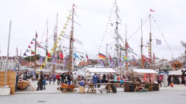 Folk går på en rättvis utställning i porten av Stavanger — Stockvideo