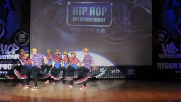 Dolů posádky tance hip-hop na scéně paláce kultury — Stock video