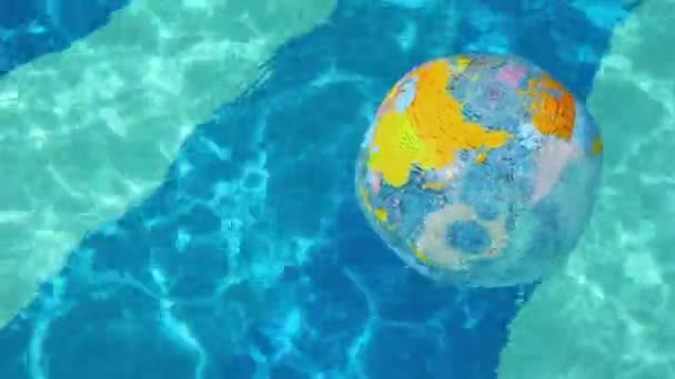 Flotteurs gonflés sur la surface ondulée de l'eau dans la piscine — Video