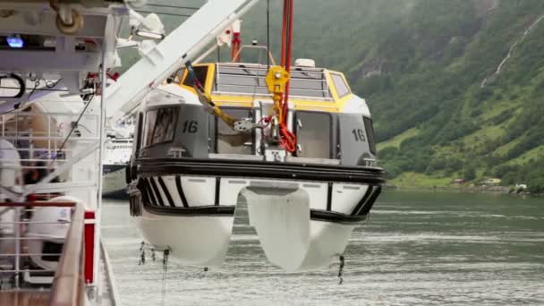 Kran hievt Rettungsboot an riesigen Liner in Waldnähe — Stockvideo