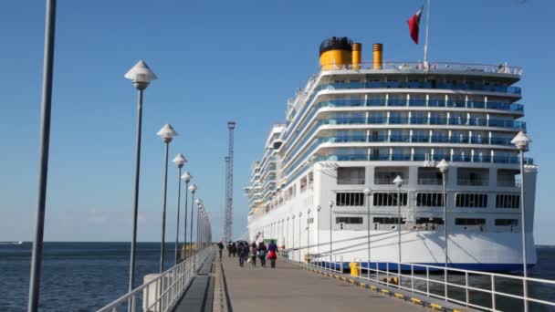 Liner steht rechts vor dem Liegeplatz und darauf gehen die Leute — Stockvideo