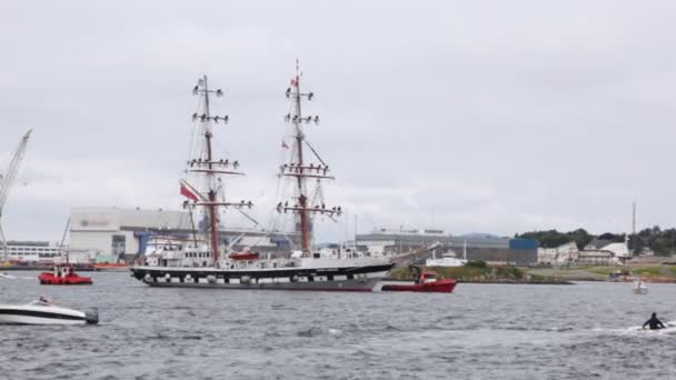 Reboques acompanham veleiro Stavros S Niarchos no porto — Vídeo de Stock