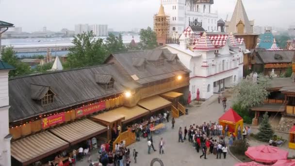 People walk on entertainment complex Kremlin — Stock Video