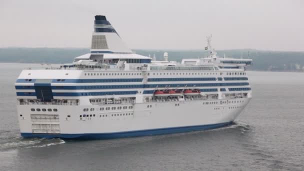 Enorme barco de cruzeiro flutua perto da costa com floresta e casas — Vídeo de Stock