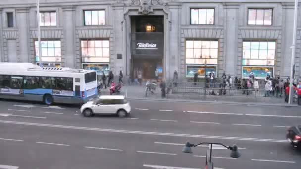 Le auto vanno su strada maestra di fronte a costruzione di società di Telefonika — Video Stock