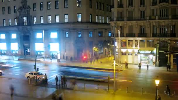 Taxi stands on Gran Via Street in evening — Stock Video