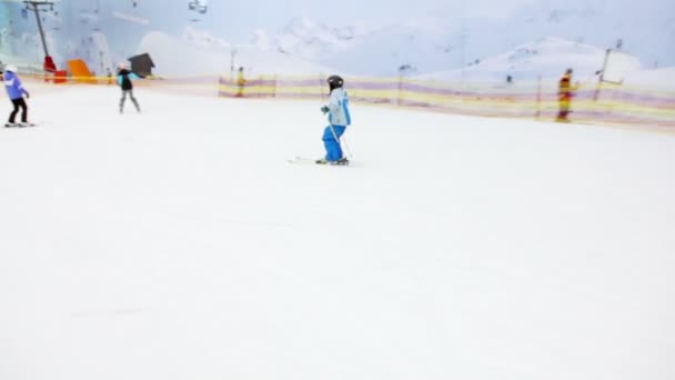 Petit garçon glisse sur les skis alpins de la pente enneigée — Video