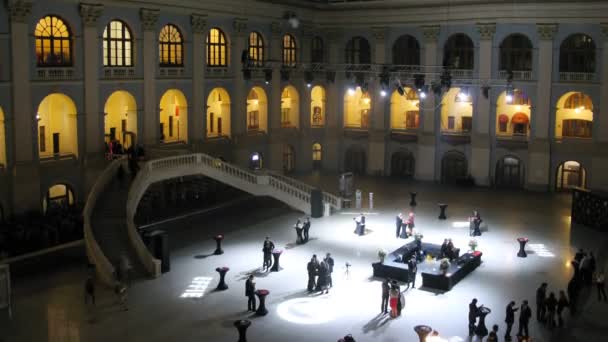 Insanlar konuş, kazananları ödüllendirme Törenden sonra fotoğrafı — Stok video