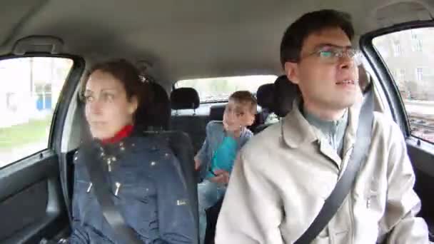 Parents go in car with daughter and son, time lapse — Stock Video