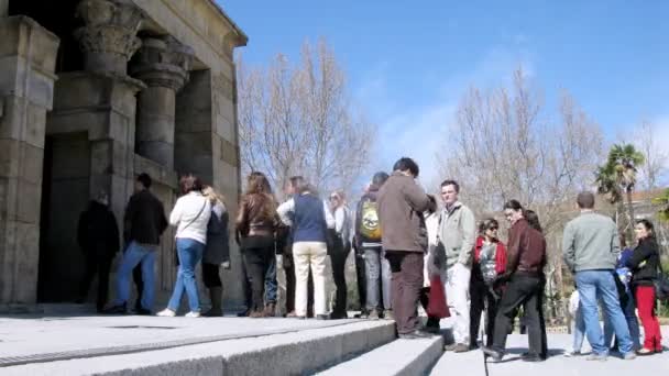 Turistas de pie en la cola que para mirar el templo Debot — Vídeos de Stock