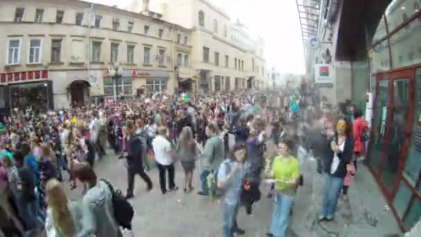 As pessoas inflam bolhas de sabão no desfile de bolhas de sabão — Vídeo de Stock