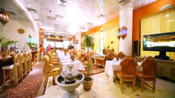 L'intérieur du salon de restaurant est fait dans le style indien — Video