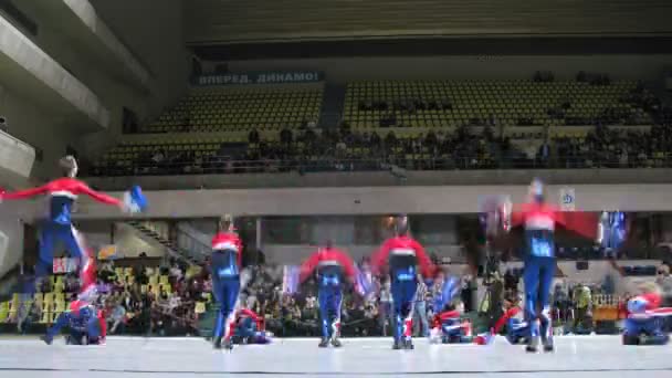 Cheernika equipe participa do Campeonato em cheerleading — Vídeo de Stock