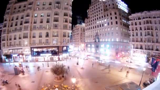 As pessoas caminham na Gran Via Street e Montera Street à noite — Vídeo de Stock