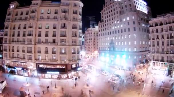 La gente se sienta en la cafetería de la calle Gran Vía por la noche — Vídeos de Stock