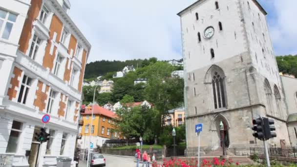 Silnice mezi domem a Bergen Domkirke poblíž hory v Norsku — Stock video