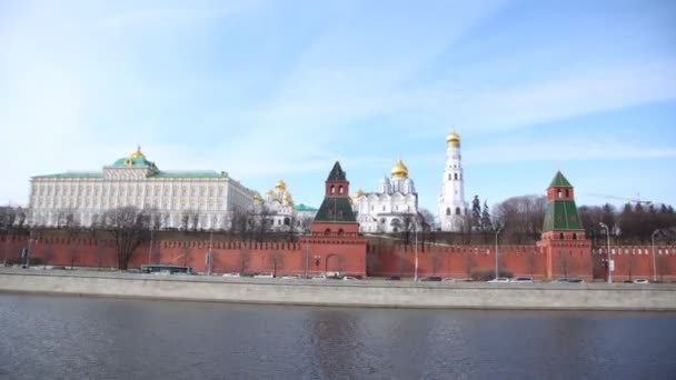 Кремлевские церкви стоят у кремлевской стены, время истекло — стоковое видео