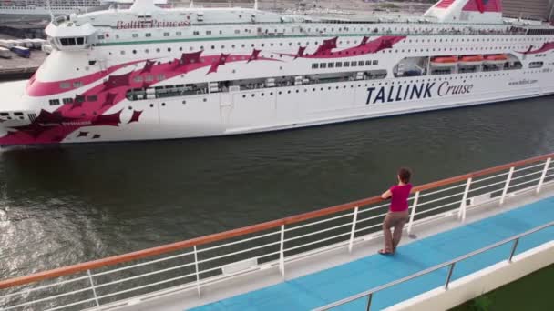 Kobiety stoją i oglądać krążownik płynie od portu — Wideo stockowe