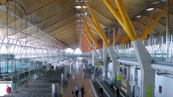 Passagiere gehen in die Halle des Terminals des Flughafens Barahas — Stockvideo