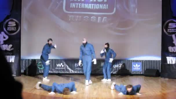 Команда Джуманджи танцует хип-хоп на сцене дворца культуры — стоковое видео