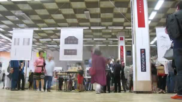 As pessoas consideram modelos na exposição de arquitetura e desenho — Vídeo de Stock