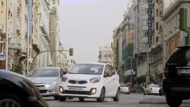 Corriente de coches se precipita en la calle principal de Madrid - Via Gran — Vídeos de Stock