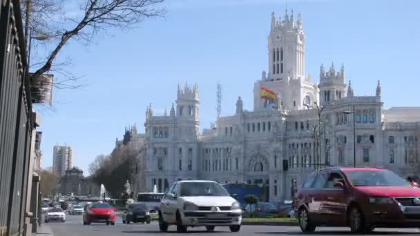 Stream of cars rushes near Palace Post at day — Stock Video