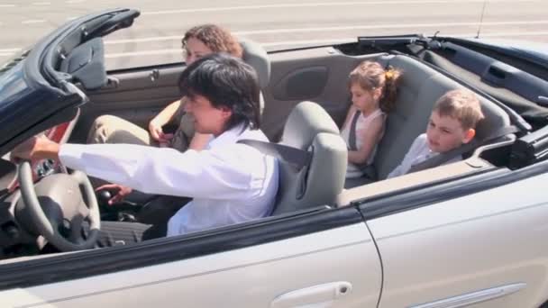 Passeio em família em cabriolet no dia ensolarado de verão, em torno do movimento — Vídeo de Stock