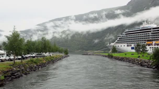 Кемпинг на берегу реки, впадающей в фьорд с огромным лайнером — стоковое видео