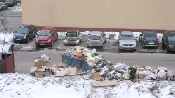 Dump of garbage lies in city near parking of cars — Stock Video