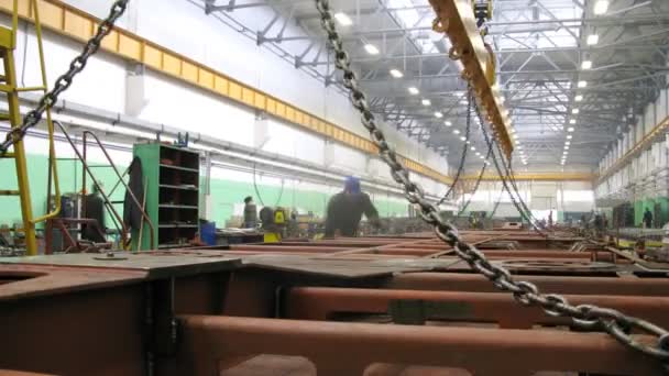 Die Menschen arbeiten in der Werkhalle der Fabrik Metrowagonmasch — Stockvideo